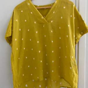 Cutest mustard colored top from Masai. It has embroided white polka dots and never before worn 🌻