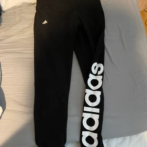 Adidas tajts - Bra skick förutom ett litet hål i knät