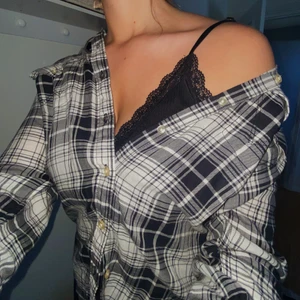 Rutig skjorta/kofta - Jag säljer denna lite större underbara kofta/skjorta från Wrangler som passar till det mesta men jag har tyvärr inte fått någon användning för denna, tyvärr. Ordinarie pris 350kr