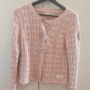 Odd molly kofta  - Fin odd molly kofta med tre rosett knappar, sparsamt använd 