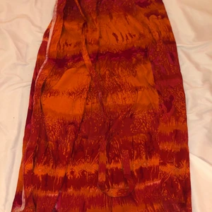 Omlottskjol - Står storlek M men man kan justera den lite hur man vill så passar XS/s/m skulle jag säga. Möts upp på Södermalm eller fraktar men då står köparen för frakten. 