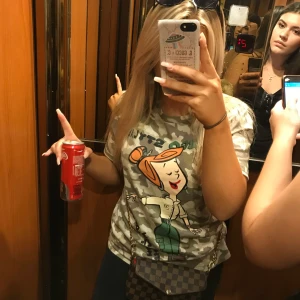 Camo tröja från Zara - Camo tröja från Zara med The Flintstones som motiv. Storlek S.