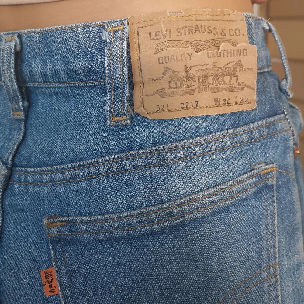 Coola Levi's jeans med highwaist och utsvängda byxben 🦋 I storlek 30/32 ✨ jag på bilden är 174 och säljer då de är lite för korta! Kan mötas och lämna på Södermalm om så önskas 🥰. Jeans & Byxor.