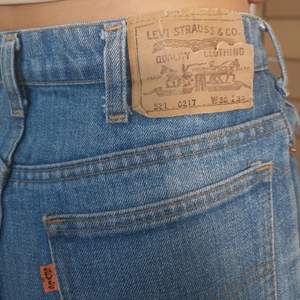 Coola Levi's jeans med highwaist och utsvängda byxben 🦋 I storlek 30/32 ✨ jag på bilden är 174 och säljer då de är lite för korta! Kan mötas och lämna på Södermalm om så önskas 🥰