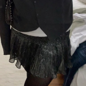 Kjol - Kjol från zara. Har sytt in den då den var förstor i m så den sitter som xs/s. Skriv för frågor, frakten ingår i priset ✌🏻