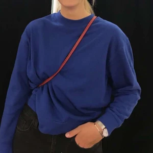 Sweatshirt  - En kobolt blå sweatshirt från weekday! Super härlig passform som är vid vid armhålorna typ🤪 Storlek S! Färgen är mest lik färgen på bild två! 