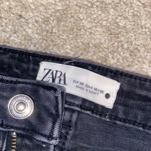 Svarta jeans i storlek 36 - Ett par as snygga svarta jeans, köpta länge sen men aldrig använda för tycker inte att de passa mig:(  köpta på Zara för ca 400kr! 