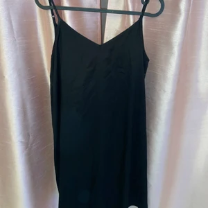 Klänning  - Super skön klänning med reglerbara axelband. Perfekt under varma sommar dagar. Den är knälång och tunn.  Köparen står för frakten men pris kan alltid diskuteras :)