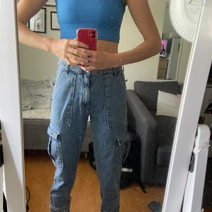 Blåa jeans - Blåa jeans med 6st fickor, fotledsband för att få form vid fotleden, storlek 28