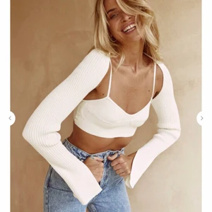 kofta + linne  - oanvänd kofta och linne från chiquelle. nypris var 349+249 men säljer båda för 400kr. frakt ingår i priset 