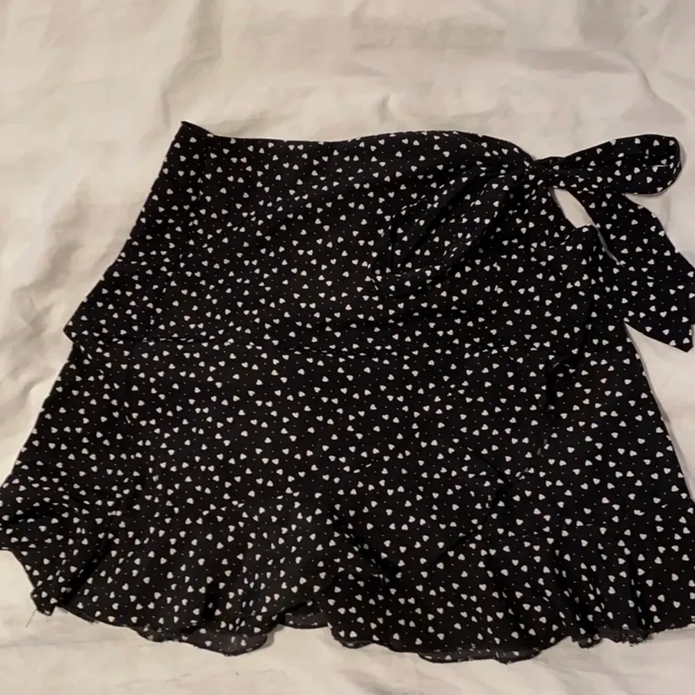 Söt svart sommar kjol med vita små hjärtan🖤lite insydd i midjan men de märks inte🖤 . Kjolar.