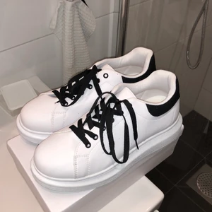 Sneakers - Sneakers från Nelly i storlek 39, passar även 38. Använda ca 2 ggr, väldigt fina. Nypris: 350