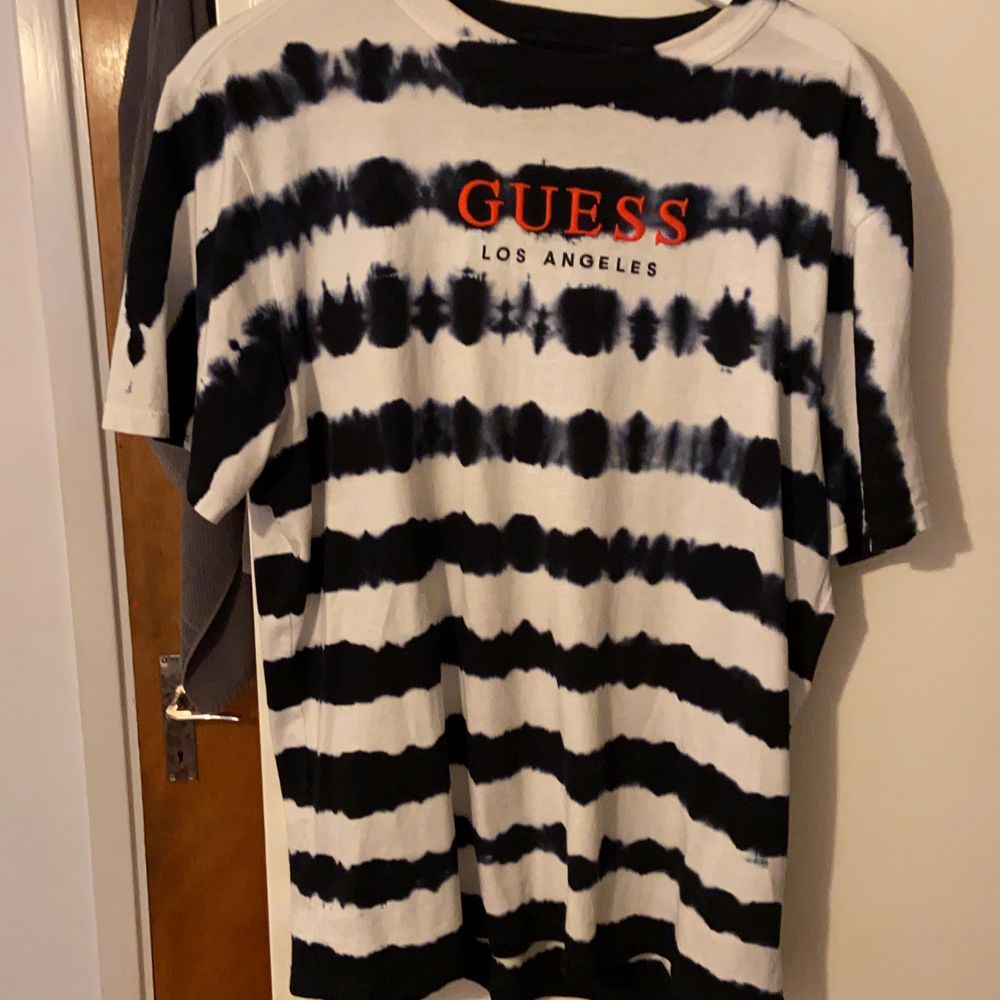 Unik och snygg Guess tröja köpt i Tyskland. Har inte använt den mer än 5 gånger sen jag köpte den så den är i jättefint skick. Nypris låg på 600kr. Storlek är S men sitter som en M/L. T-shirts.