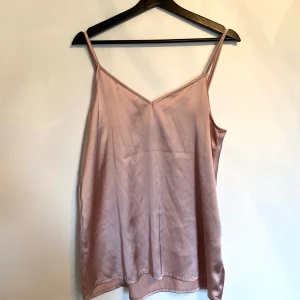 Top i stl 38 (M), fint skick  - Top, stl 38 (M), använd 1-2 gånger • Skickas med posten, frakten kostar 24:-