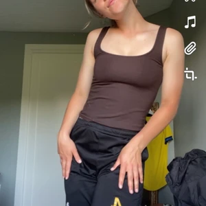 Brunt linne från NA-KD - SÅÅ SNYGGT linne från nickis kollektion på nakd!!🌸 har aldrig använt det pga att jag inte tycker att jag passar i det. Meddela gärna om ni vill ha fler bilder eller om ni har nån annan fråga🌸 köparen står för frakten🧚🏻