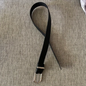 Svart skärp - Köpt från H&M. Knappt använt. Jag antar att det är fejk läder/skinn. Men bra material!