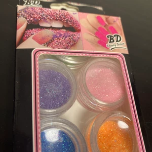Nagelkit - Rensar mitt rum och säljer saker du kan dekorera dina naglar med! Köp separat för 20kr styck (ej klistermärkena) eller allt för 100kr. Frakt 12kr om du köper styck. 