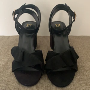 Klackskor  - Svarta klackskor med band runt fot ankeln. Storlek 37, höjd på klacken 8cm. Använd ca 3-5 gånger. Säljs i befintligt skick. 