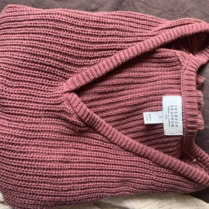 Stickad tröja - En stickad v-ringad tröja som är perfekt för sommarkvällar, i en jättefin färg! 💗 storlek S men passar även M då den är oversized. Köparen står för frakten 💗