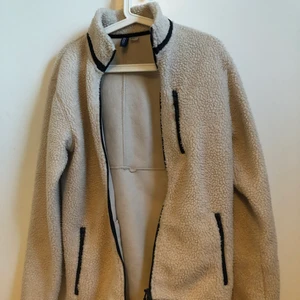 Teddyjacket Hm storlek XS - Trendig teddyjacka! Köpt på plick men använder inte så mycket så bättre att någon annan äger den:) mysig och skön. Köparen står för frakten🧡
