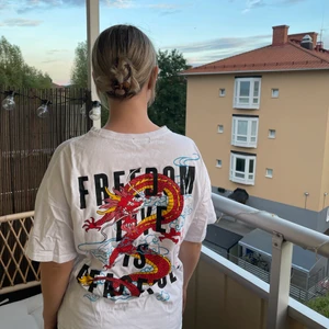 Oversized tshirt - Säljer denna oversized tshirt med stort tryck på ryggen! Köpt från Zaful, storlek M, säljs i använt skick🎀 