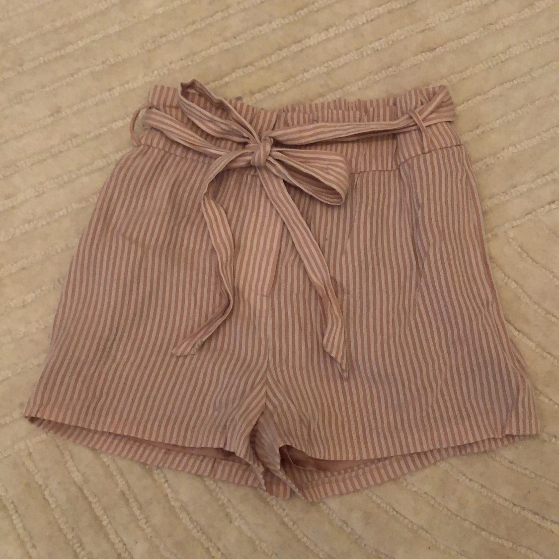 Randiga shorts från Mango stl s