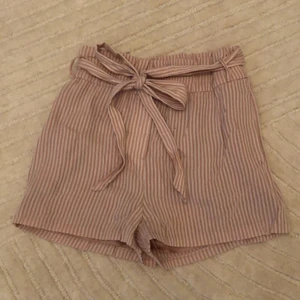 Randiga shorts från Mango stl s - Superfina shorts med resårmidja o band. Shortsen är från Mango.