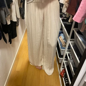 Byxor  - Säljer dessa populära byxor från zara, dom känns som att dom är gjorda i något satin material. Köpta förra sommar så de är i väldigt bra skick. Dom är så i storlek Small men lappen är bortklippt 