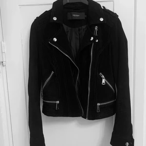 Mockajacka från Vero Moda - Svart Mockajacka från Vero Moda. Storlek S. Använd en gång, nyskick.