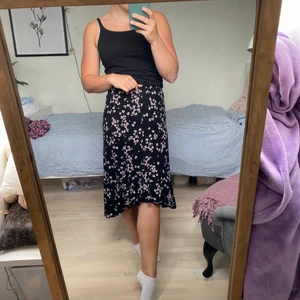 Kjol - Supergullig kjol från Vero Moda. Gulligt blommigt mönster och en perfekt sommarkjol. Den är endast använd 3 gånger och är i superbra skick. 