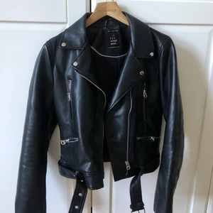 Skinnjacka - Fake skinnjacka från Zara! Jag har målat på den på baksidan men det går att tvätta bort. Storlek S.