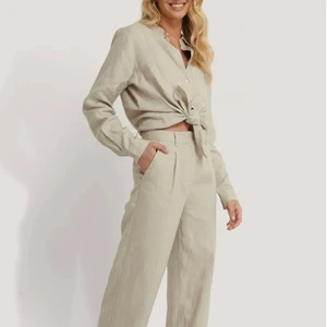 Beiga linnebyxor från Nakd  - Beiga linnebyxor från Nakd säljes. De är i strlk 34 men de passar även personer med strlk 36. För proportioner så är jag ca 175 cm lång. Underbart luftiga byxor med bra passform, men säljer då jag tycker att de är lite för korta på mig💘💘 