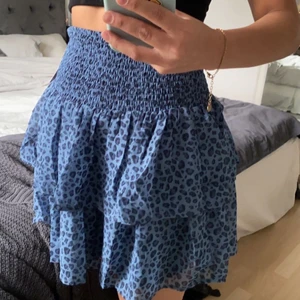 Leopard kjol kappahl - Lägger ipp denna annons igen pga oseriösa köpare!!!!!!!!!! Säljer denna fina kjol från kappahls barnavdelning, använd en gång!! Jag är 163cm och brukar ha S på byxor och kjolar💙💙 hör av er vid frågor