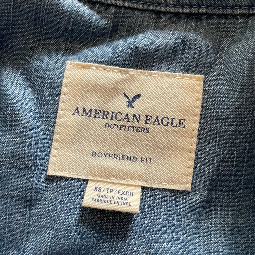 Jeansskjorta i boyfriend fit från american eagle. Använd 2-3 gånger.. Skjortor.