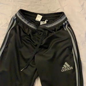 Adidas byxor - Fina adidas byxor Storlek Xs men passar även som S, Bra skick nästan oanvända vid snabbaaffär kan ja sänka priset 