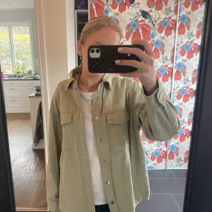 Så snygg jacka fårn zara!! köpt för 500kr och iprinsip aldrig använd!💓storleken är xs men modellen är lite oversized!