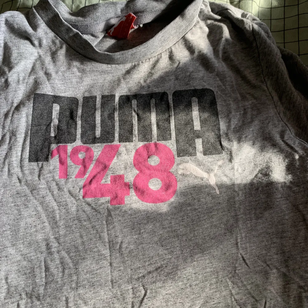 Säljer en puma tröja i storlek 140 (xs) den har ett litet hål där bak så säljer billigt 💕. T-shirts.