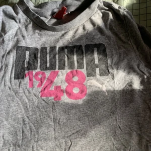 Puma T-shirt  - Säljer en puma tröja i storlek 140 (xs) den har ett litet hål där bak så säljer billigt 💕