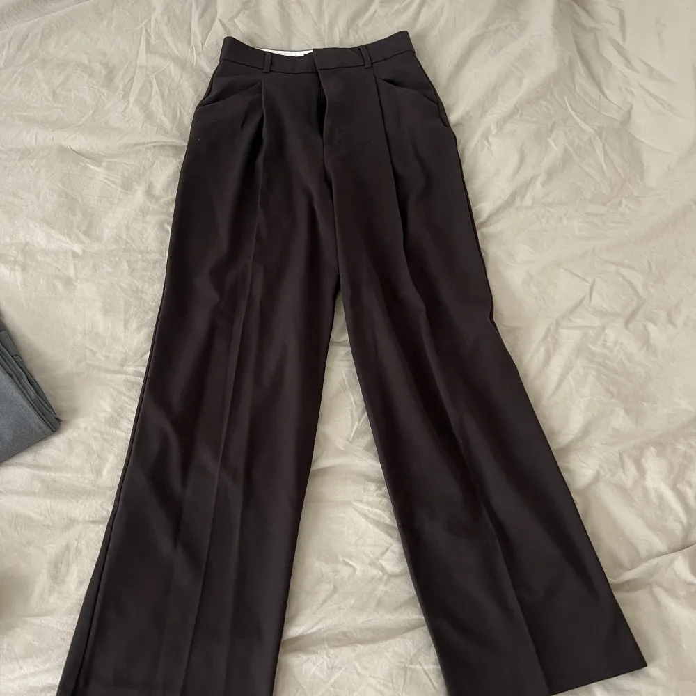 Bruna kostymbyxor från Zara. Använda en gång, storlek 36. Går att ha de ”vända” som första bilden. . Jeans & Byxor.