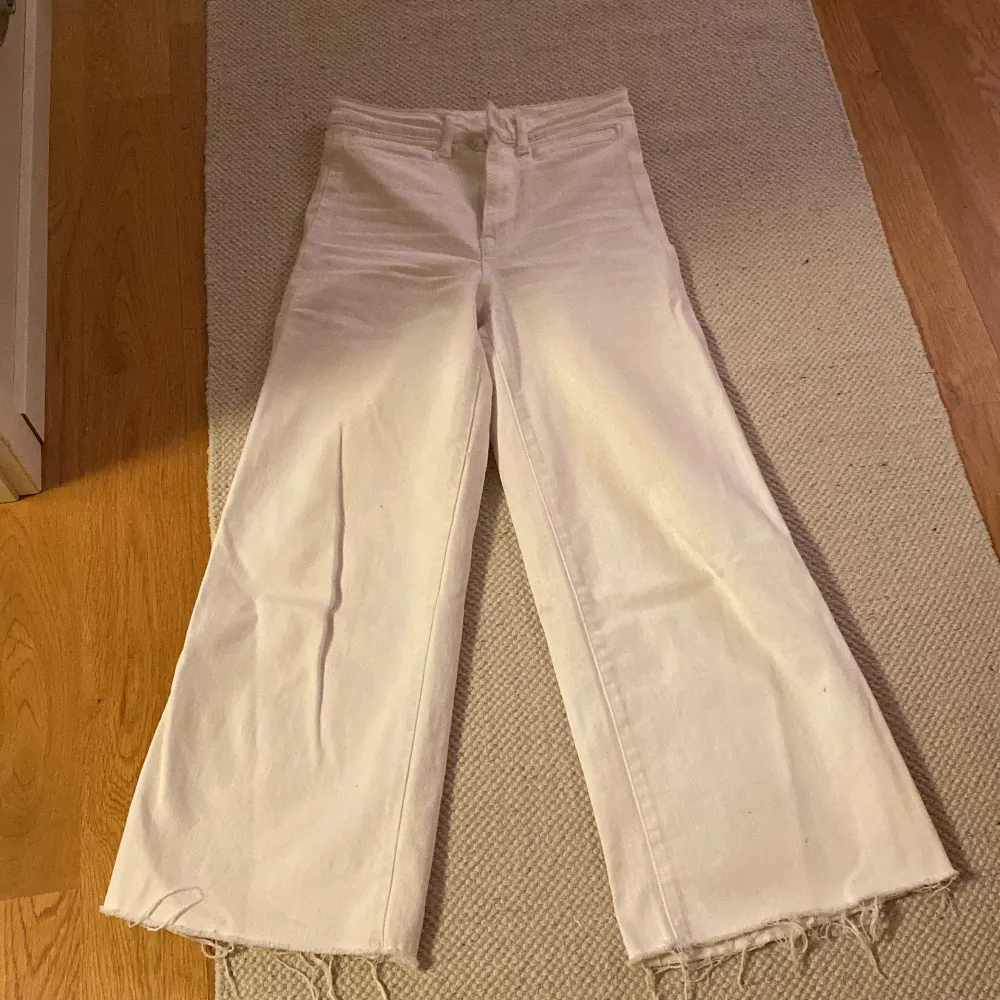 Säljer dessa vita vida jeans från hm i storlek 34 då dom inte kommer till användning! Bra skick💕💕 skriv ifall ni har frågor Pris kan diskuteras . Jeans & Byxor.