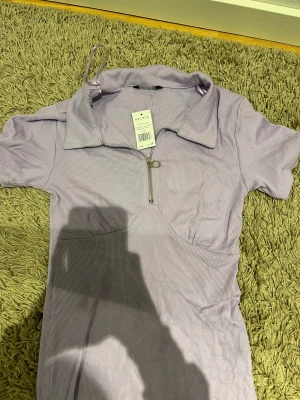 Lila klänning  - Lila t-shirt klänning ny storlek 34 