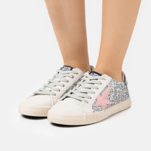 Les temps des cerises - Fina skor perfekta till våren. Lite smutsiga men går säkert att tvätta bort. Köpta för ca 400kr💓 skriv för frågor🥰