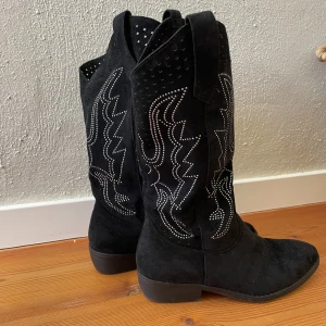 Stövlar  - Jättefina stövlar köpta i Köpenhamn. De är i nyskick och endast använda en gång då jag märkte att de är för stora för mig. Jag har storlek 37 och dessa är i storlek 38. 