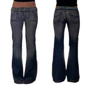 Jättefina bootcut jeans, med coola detaljer på bak och framfickor! Najs wash! MÅTT: midja 77 cm (lite stretch) , innerben 81 cm, jag är 177 cm lång❣️