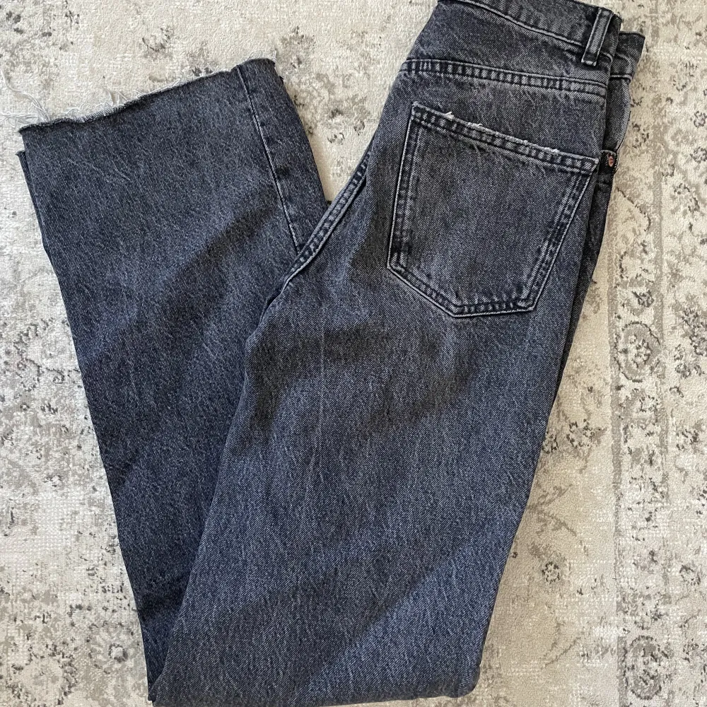 Full lenght jeans från Zara, höga i midjan och passar långa ben. Om de skulle vara för lång är det enkelt att klippa av dem där nere pga ingen söm. . Jeans & Byxor.