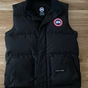 Canada goose väst  - Jag säljer min canada gosse väst efter som att använder inte den längre, helt äkta och är i bra skick. Den är köpt för två år sen på jhonlles och använd bara i några månader. Kan byta mot andra plagg också. 