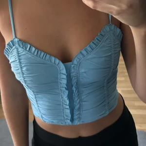 Blå topp - Super fin blå topp från Zara! Jättebra skick❤️