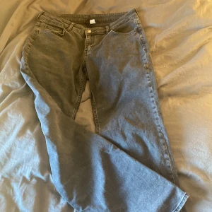 Lågmidjade Bootcut Jeans  - Säljer nu mina fina jeans från H&M, dem har använts max tre gånger. Extremt fint skick. Säljer dem för att de har blivit för små och dem är en aning korta för mig som är 175. Storlek 42 och jag tycker dem är sanna i storleken. Köpte för 250 kr.