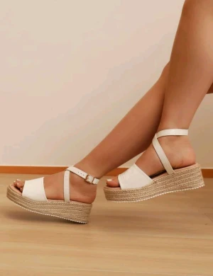 Ny Sandal 37 - Aldrig använd