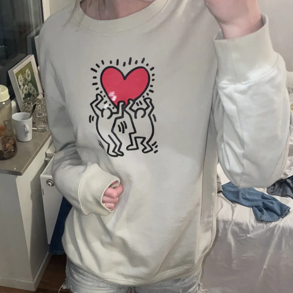 Älskar denna tröja men det är stelt att ha på sig den då en kompis har en likadan. Levde nästan i denna tröja i somras, perfekt för sommaren. Tröjan är inte för varm utan ganska tunn. Materialet är så skönt. Tröjan är lite oversized. Keith Haring x H&M. Hoodies.